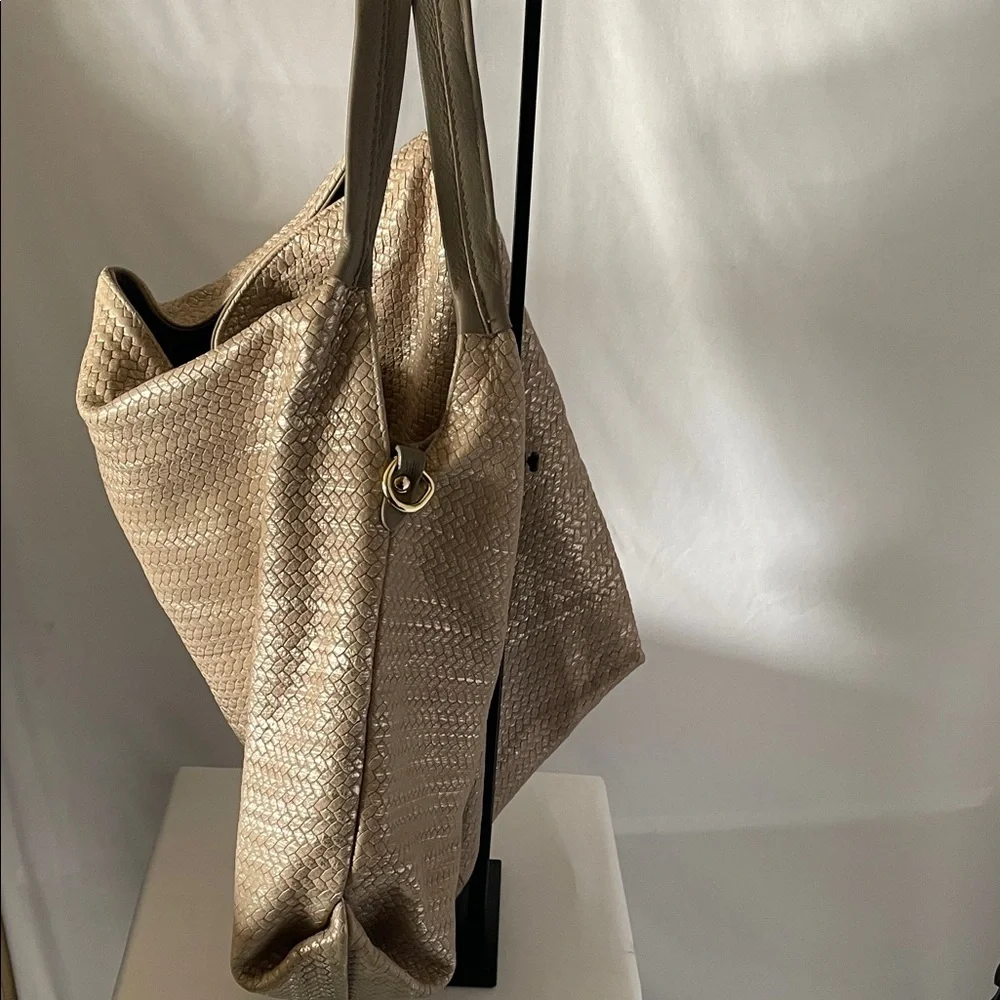 Chic Woven Hobo Bag in Metallic Gold